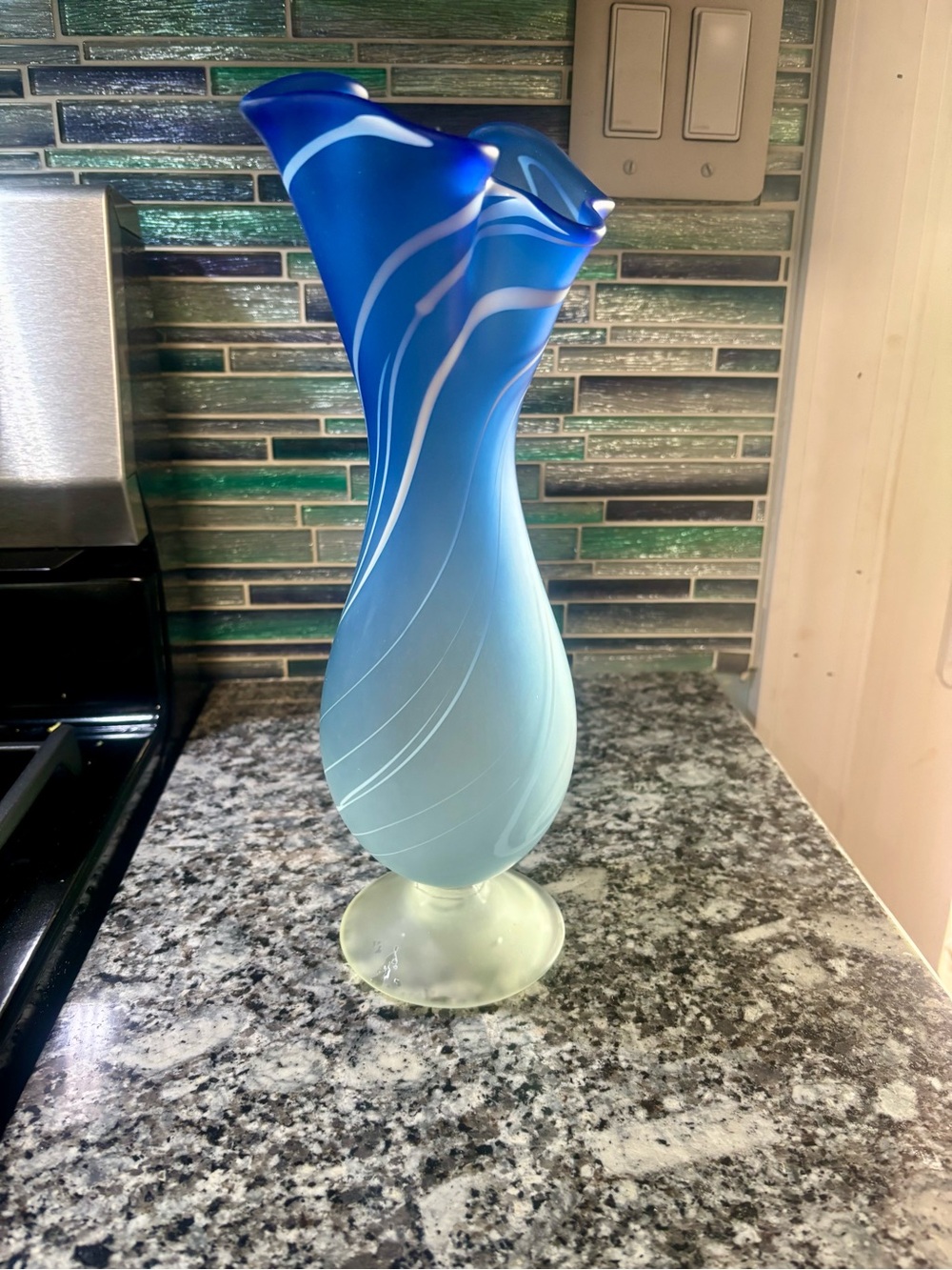 Mid-century Murano hand blown blue & white ruffle top vase - Picture 3 of 12